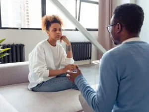 Read more about the article Keterampilan Mendengarkan Aktif (Active Listening) di Tempat Kerja