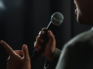 Read more about the article Public Speaking: Pengertian, Tujuan, Cara, dan Manfaat